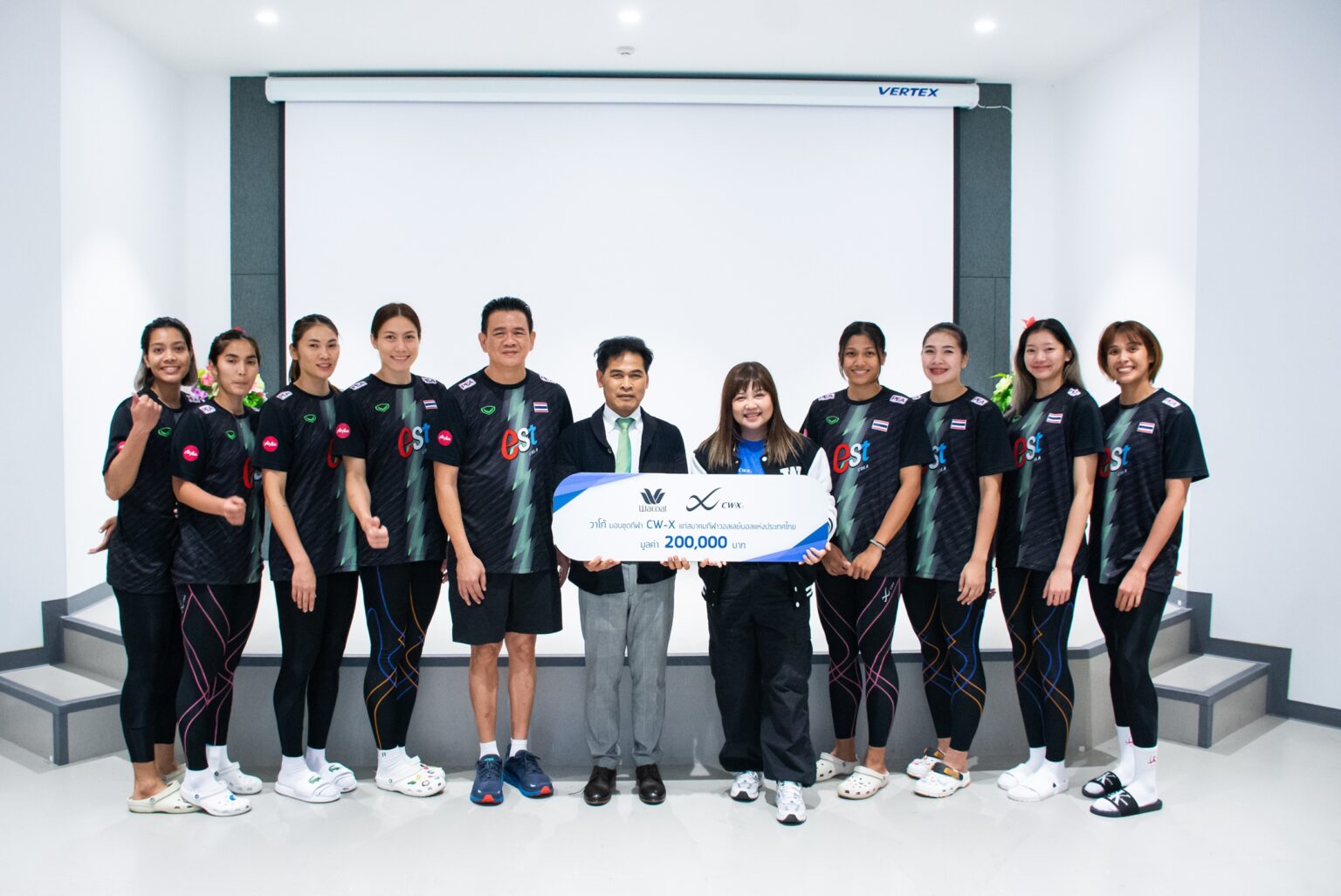 “วาโก้” ร่วมยินดีกับทัพนักกีฬาวอลเลย์บอลหญิงทีมชาติไทยพร้อมมอบชุดกีฬา CW-X และ WACOAL MOTION WEAR สนับสนุนสมาคมกีฬาวอลเลย์บอลแห่งประเทศไทย สู่ความสำเร็จ