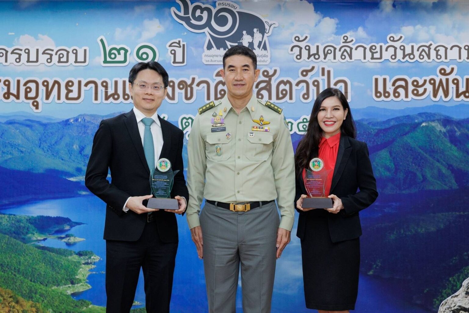 แม็คโคร-โลตัส ภายใต้ซีพี แอ็กซ์ตร้าฯ จับมือเข้ารับโล่รางวัลกรมอุทยานแห่งชาติฯ ประจำปี 2566 ชูจุดยืนองค์กรเพื่อการพัฒนาอย่างยั่งยืน