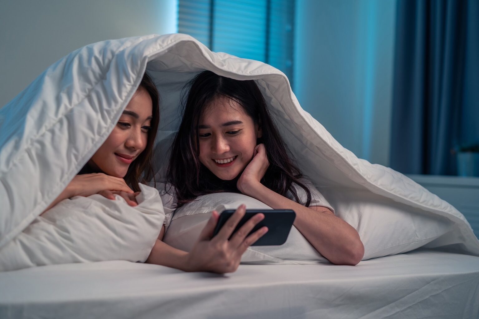 สาวกซีรีส์ระวัง! นั่งจ้องจอนาน อาจเป็นจุดเริ่มต้นของกระดูกคอเสื่อม