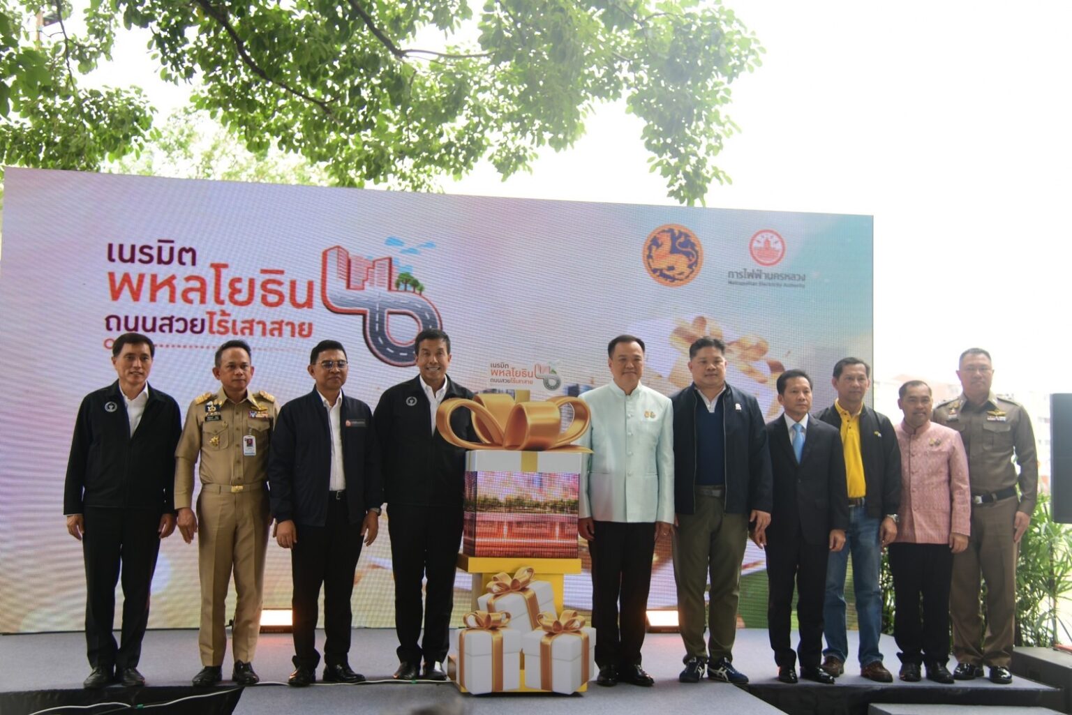 มท.1 ร่วมรื้อเสาไฟฟ้าต้นสุดท้าย พร้อมเนรมิตพหลโยธิน ถนนสวยไร้เสาสาย