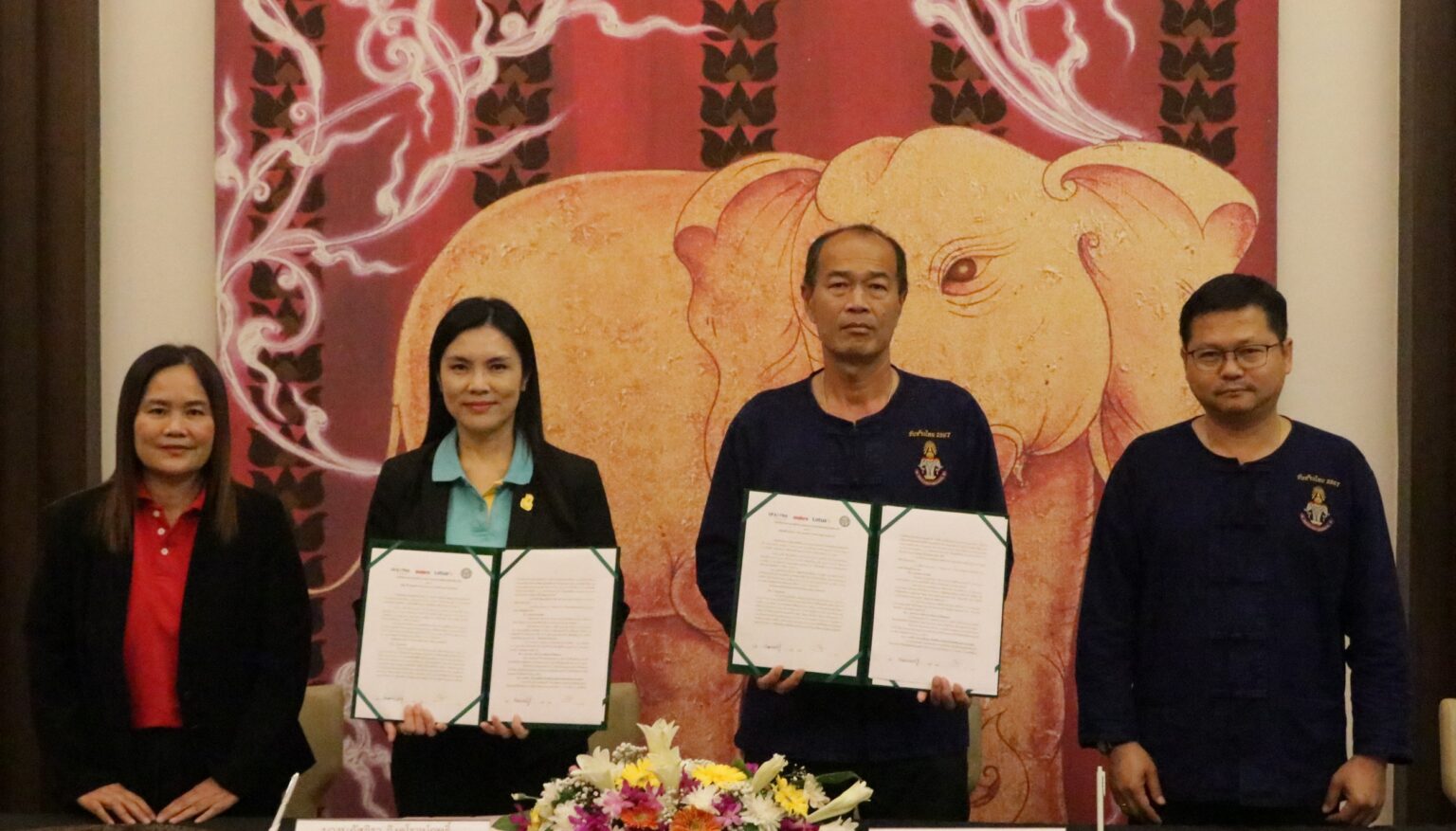 ซีพี แอ็กซ์ตร้า จับมือ องค์การอุตสาหกรรมป่าไม้ ส่งมอบอาหารส่วนเกินเพื่อส่งเสริมสวัสดิภาพช้างไทย
