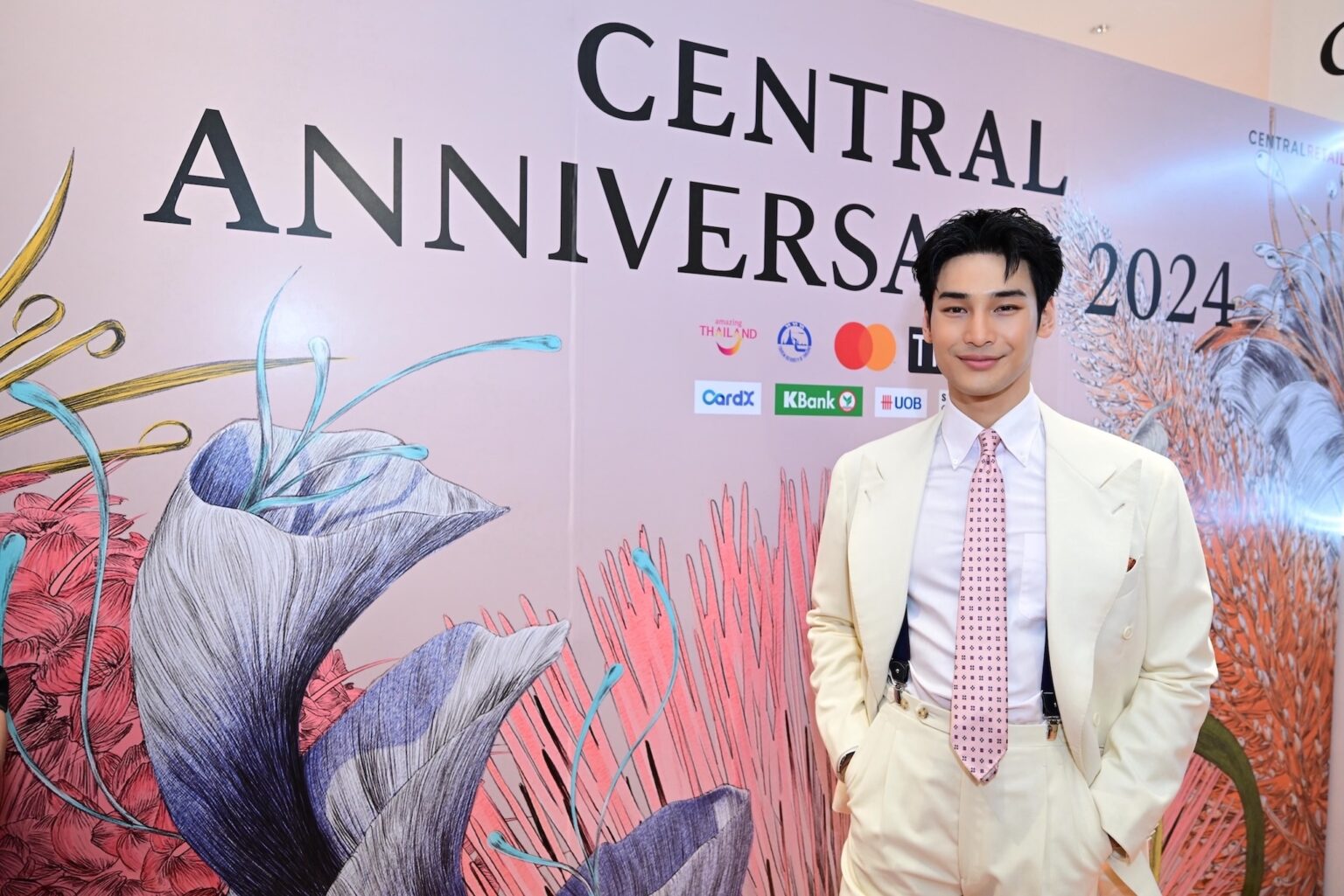 ห้างเซ็นทรัลครบ 77 ปี! หนุ่มฮอต“อาโป-ณัฐวิญญ์” นำทัพส่งความสุข เสิร์ฟโชว์สุดฟิน ในงานฉลองใหญ่สุดอลังการท่ามกลางดอกไม้เบ่งบานทั่วเซ็นทรัลชิดลม