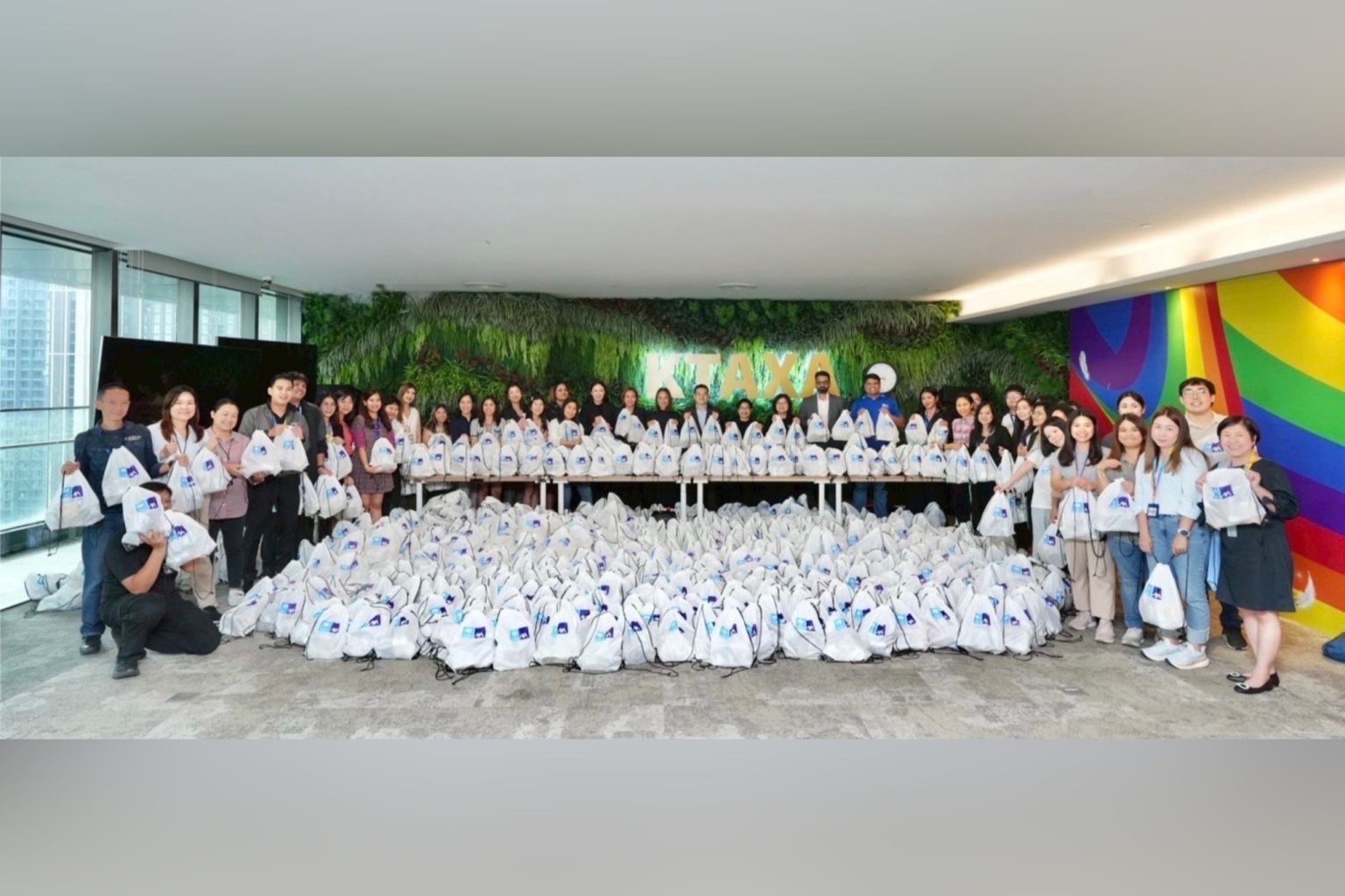 กรุงไทย-แอกซ่า ประกันชีวิต รวมพลังจิตอาสา ร่วมบรรจุถุงยังชีพ จำนวน 1,500 ถุง เพื่อส่งมอบช่วยเหลือผู้ประสบภัยน้ำท่วมในภาคเหนือ และเหตุการณ์ชายแดนไทย-กัมพูชา