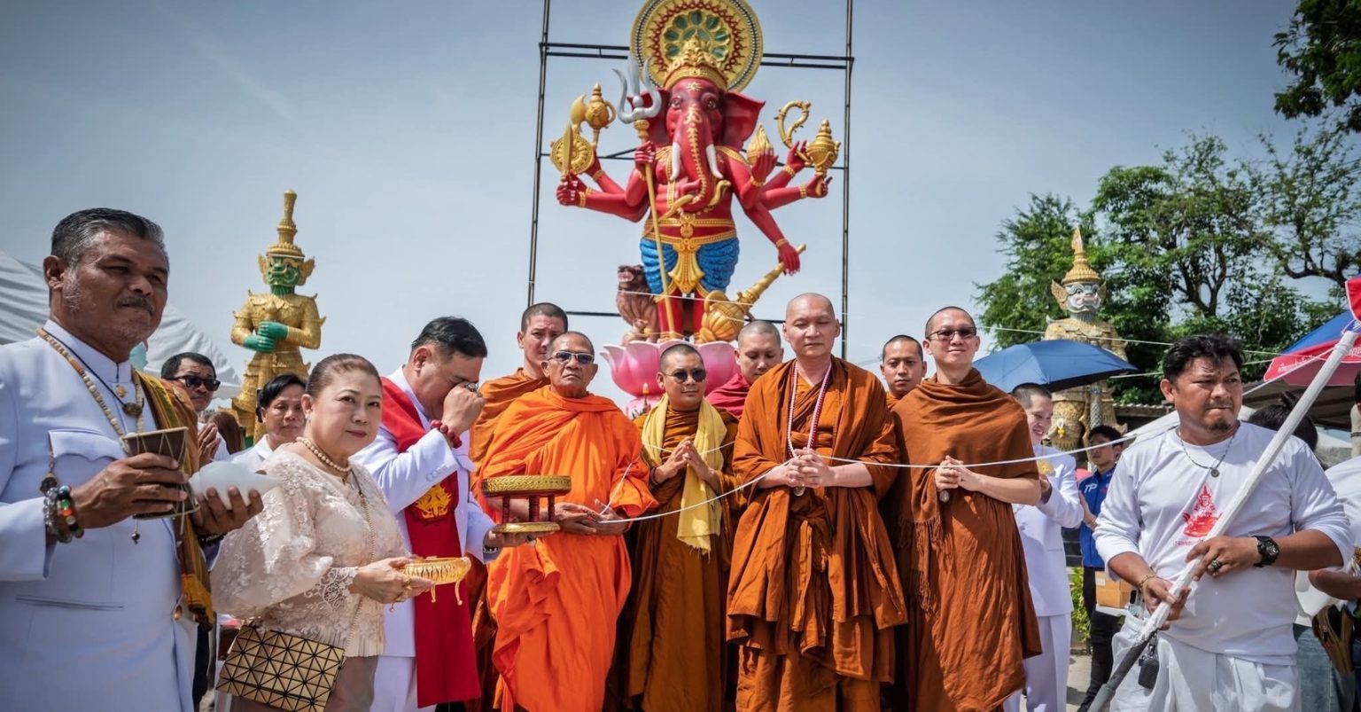 หลวงตาม้า วัดถ้ำเมืองนะ เมตตา พร้อมคณะสงฆ์ และ คลื่นมหาชนร่วมพลังแห่งความศรัทธา เต็มลานพิธีบวงสรวงเททอง หล่อ “องค์ท้าวเวสสุวรรณ”
