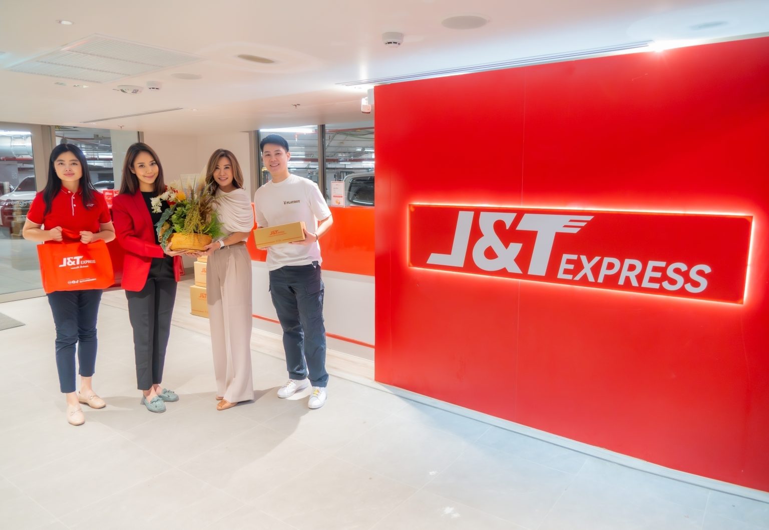 J&T Express รุกขยายเครือข่ายพัสดุด่วนสู่ Central Park แลนด์มาร์กใหม่ใจกลางกรุงเทพฯ