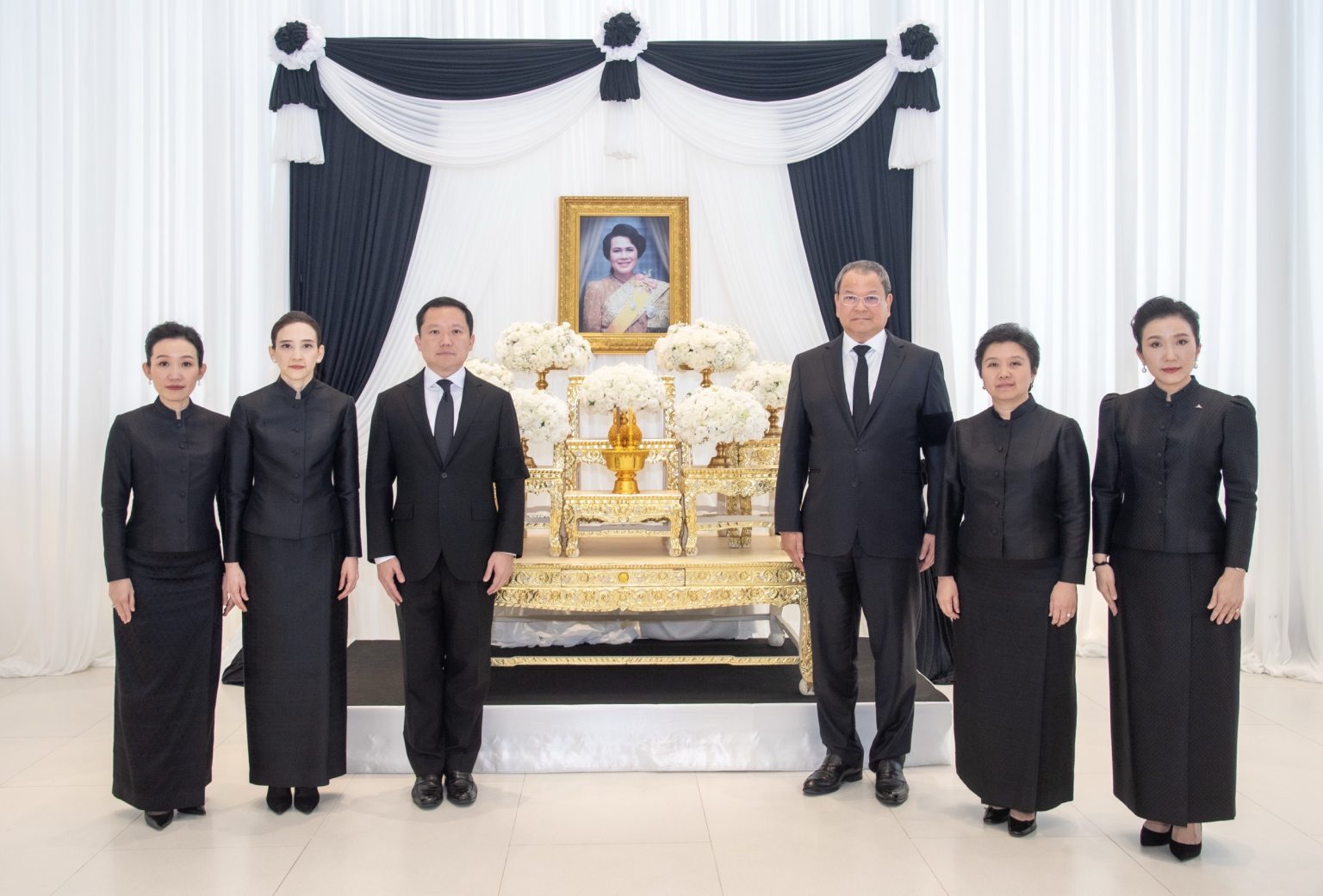 บริษัท ไทยเบฟเวอเรจ จำกัด (มหาชน) น้อมถวายความอาลัยเบื้องหน้าพระฉายาลักษณ์ สมเด็จพระนางเจ้าสิริกิติ์ พระบรมราชินีนาถ พระบรมราชชนนีพันปีหลวง