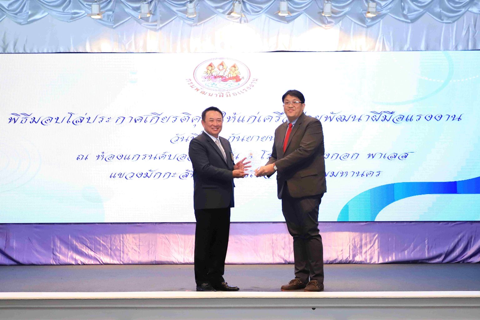 ‘ปูนซีเมนต์นครหลวง’ รับมอบโล่จากกรมพัฒนาฝีมือแรงงาน สนับสนุนปูนซีเมนต์พัฒนาทักษะช่างไทยผ่านโครงการ ‘ช่างก่อสร้างอินทรี 4.0’