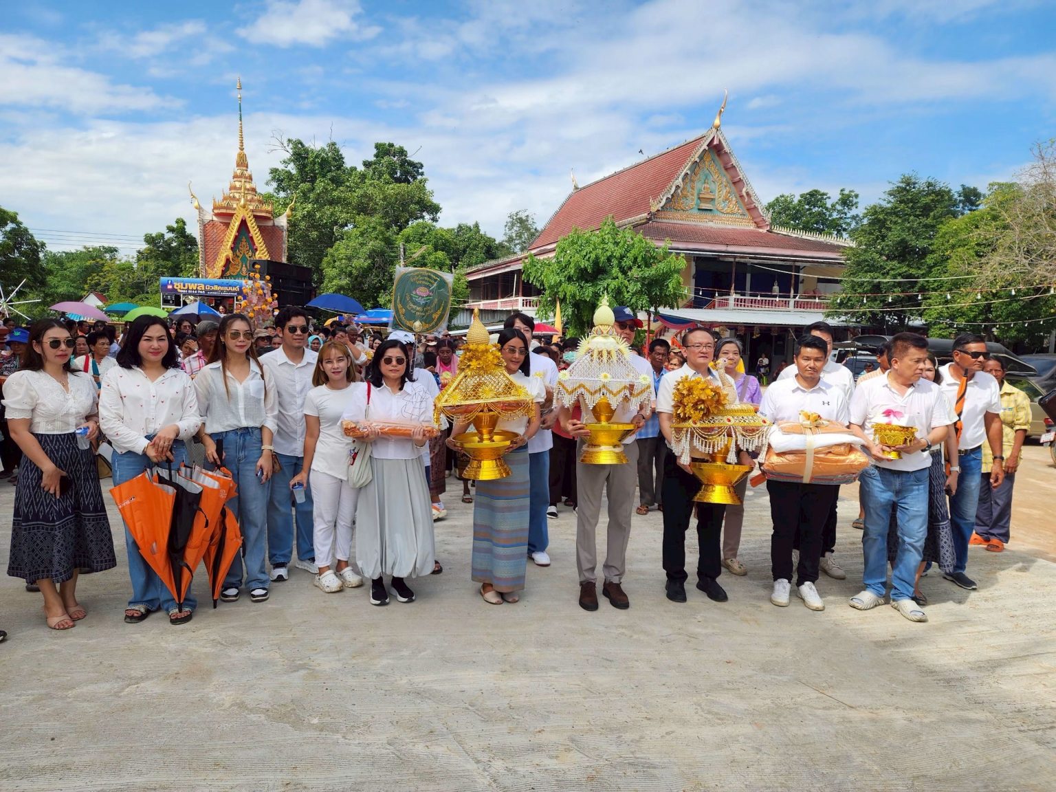 ที ไลฟ์ ประกันชีวิต ร่วมทอดผ้ากฐินสามัคคีของ ราชธานี ลิสซิ่ง ณ วัดสวนหลวง นครสวรรค์