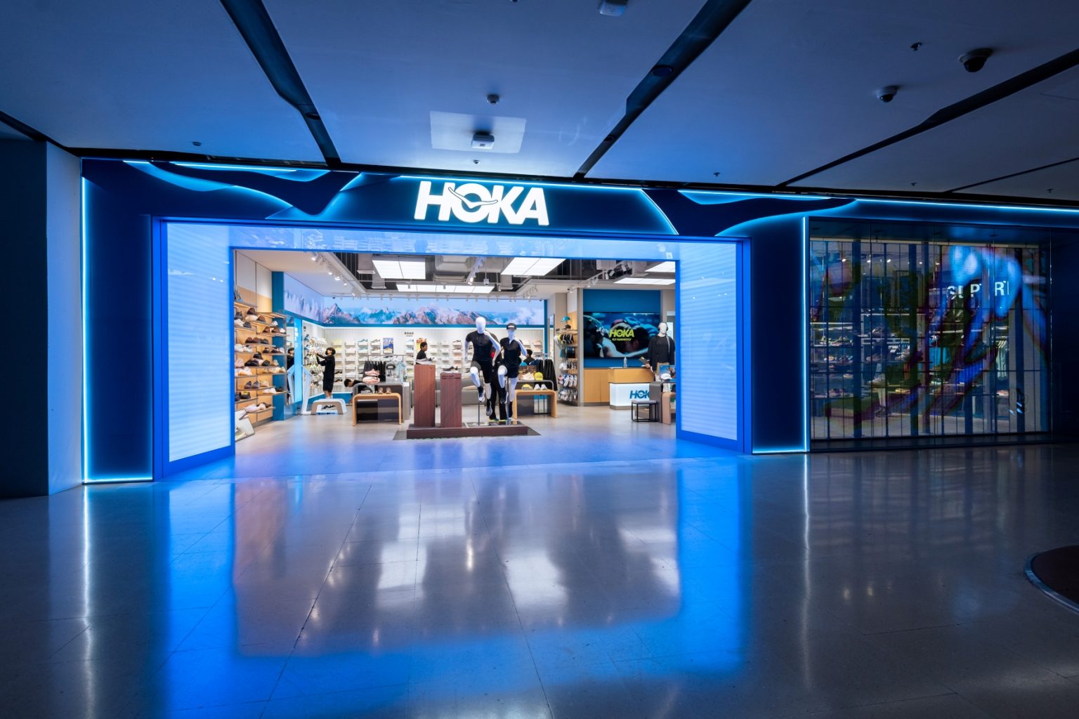 HOKA รุก 2 แลนด์มาร์กกลางกรุง สยามเซ็นเตอร์-เซ็นทรัลลาดพร้าว ขยายแคมเปญ Fly Human Fly สร้าง Active Lifestyle ทั่วกรุง