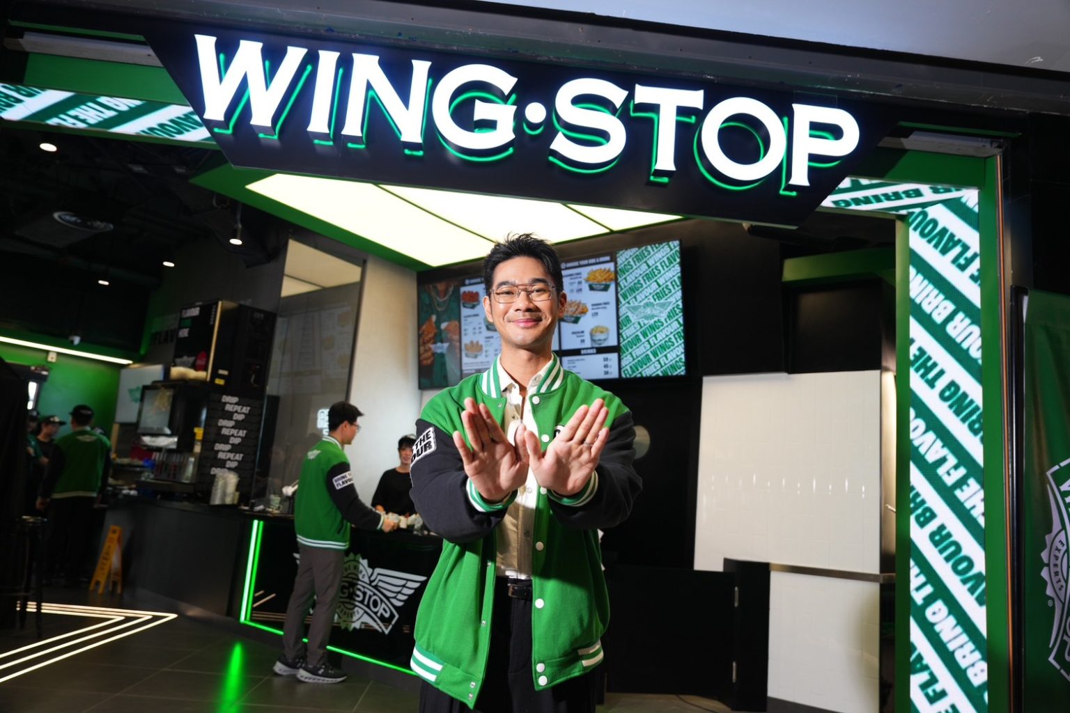 “Wingstop” บุกไทยสาขาแรก MBK ดัน “เนม–ปราการ” นั่ง Wingstop Bro ลุยเปิดเพิ่ม 5–6 สาขา ปี 2026