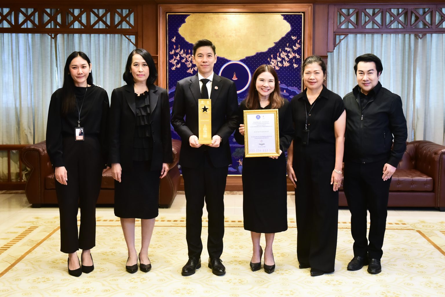 ธอส. รับมอบโล่เกียรติคุณ จากคณะกรรมการโอลิมปิคแห่งประเทศไทย ในพระบรมราชูปถัมภ์ ในฐานะหน่วยงานที่สนับสนุนการแข่งขันกีฬาซีเกมส์ ครั้งที่ 33