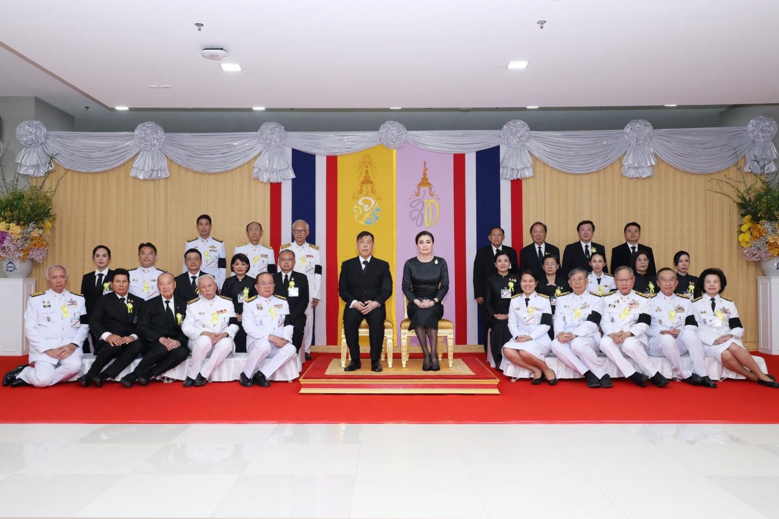 พระบาทสมเด็จพระเจ้าอยู่หัว และสมเด็จพระนางเจ้า ฯ พระบรมราชินี เสด็จพระราชดำเนินไปทรงเปิดพระราชานุสาวรีย์ สมเด็จพระมหิตลาธิเบศร อดุลยเดชวิกรม พระบรมราชชนก ประทับคู่ สมเด็จพระศรีนครินทราบรมราชชนนี ณ โรงพยาบาลศูนย์การแพทย์มหาวิทยาลัยแม่ฟ้าหลวง จังหวัดเชียงราย