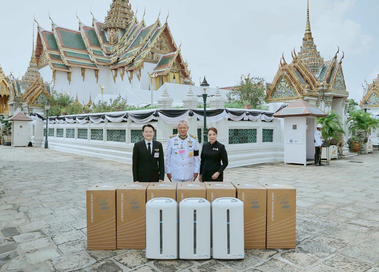 แอมเวย์ มอบเครื่องกรองอากาศ แก่รองเลขาธิการพระราชวัง เพื่อใช้ในงานบำเพ็ญพระราชกุศลพระบรมศพ
