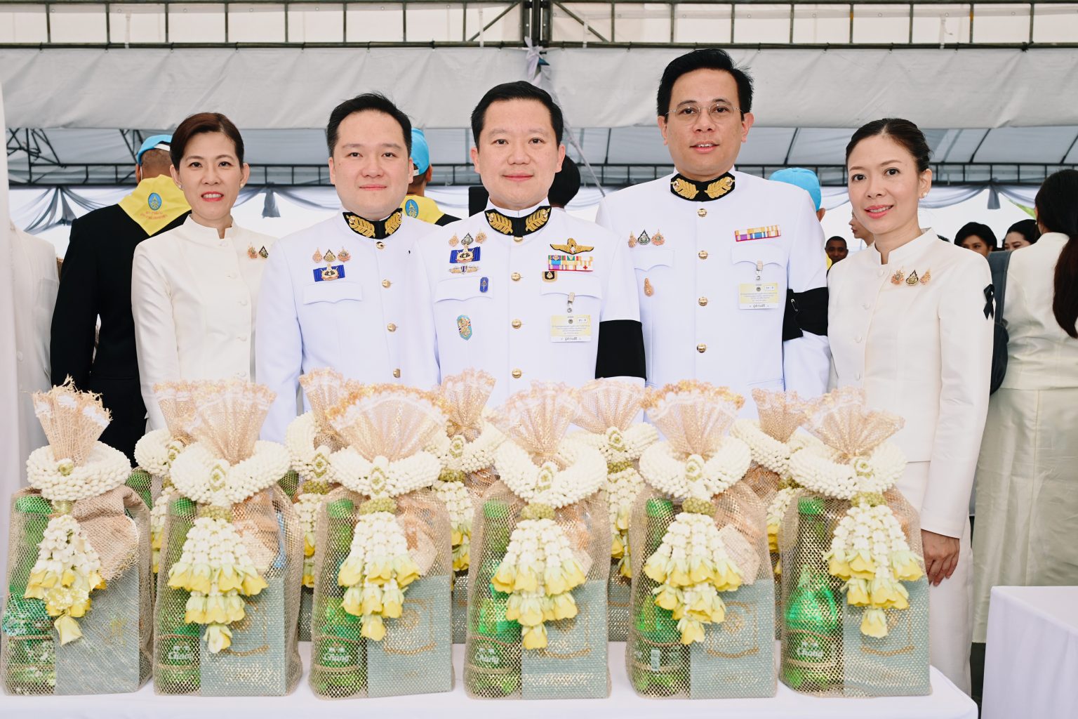 คณะผู้บริหารไทยเบฟ ร่วมพิธีเจริญพระพุทธมนต์และทำบุญตักบาตรถวายพระราชกุศล เนื่องในโอกาสวันเฉลิมพระชนมพรรษา พระบาทสมเด็จพระเจ้าอยู่หัว