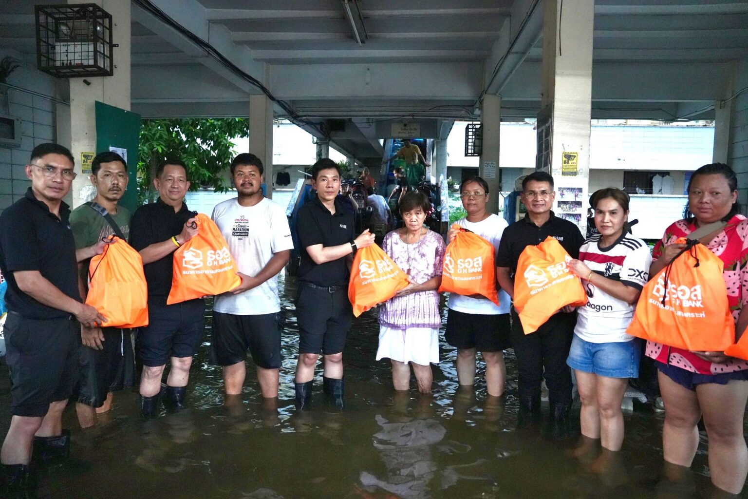 ธอส.ลงพื้นที่มอบถุงยังชีพ ช่วยเหลือผู้ประสบอุทกภัย ณ ชุมชนย่านบางกะปิ กรุงเทพฯ