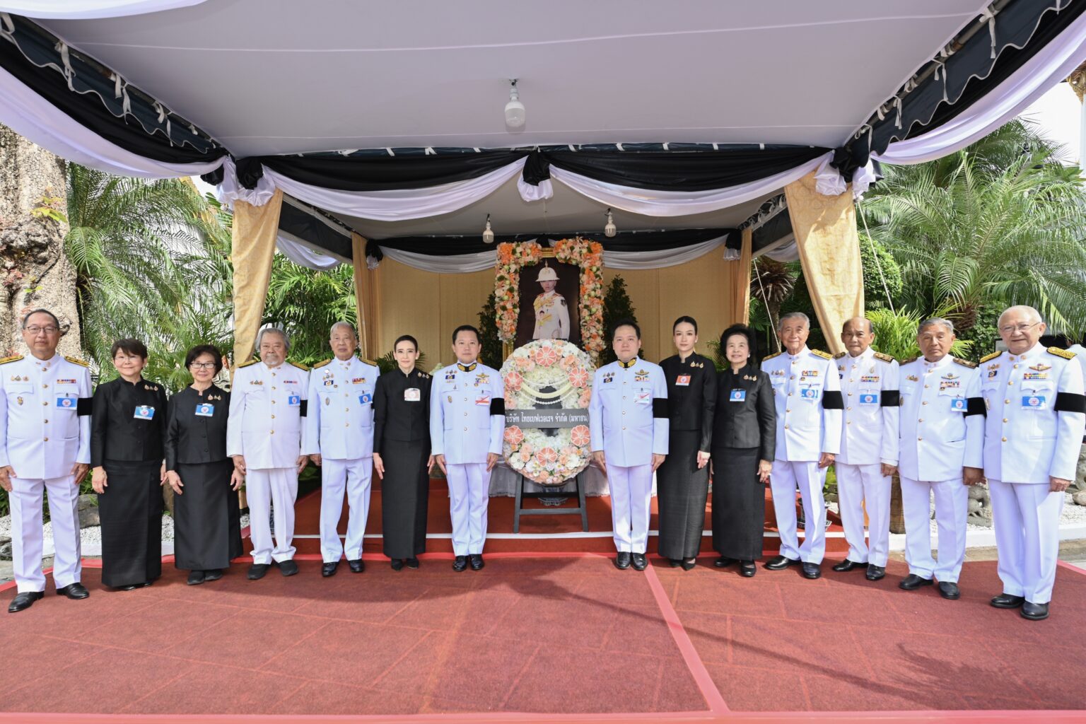 ไทยเบฟ เข้าถวายสักการะพระศพและวางพวงมาลาเบื้องหน้าพระรูป สมเด็จพระเจ้าลูกเธอ เจ้าฟ้าพัชรกิติยาภา นเรนทิราเทพยวดี กรมหลวงราชสาริณีสิริพัชร มหาวัชรราชธิดา ณ พระที่นั่งพิมานรัตยา ในพระบรมมหาราชวัง