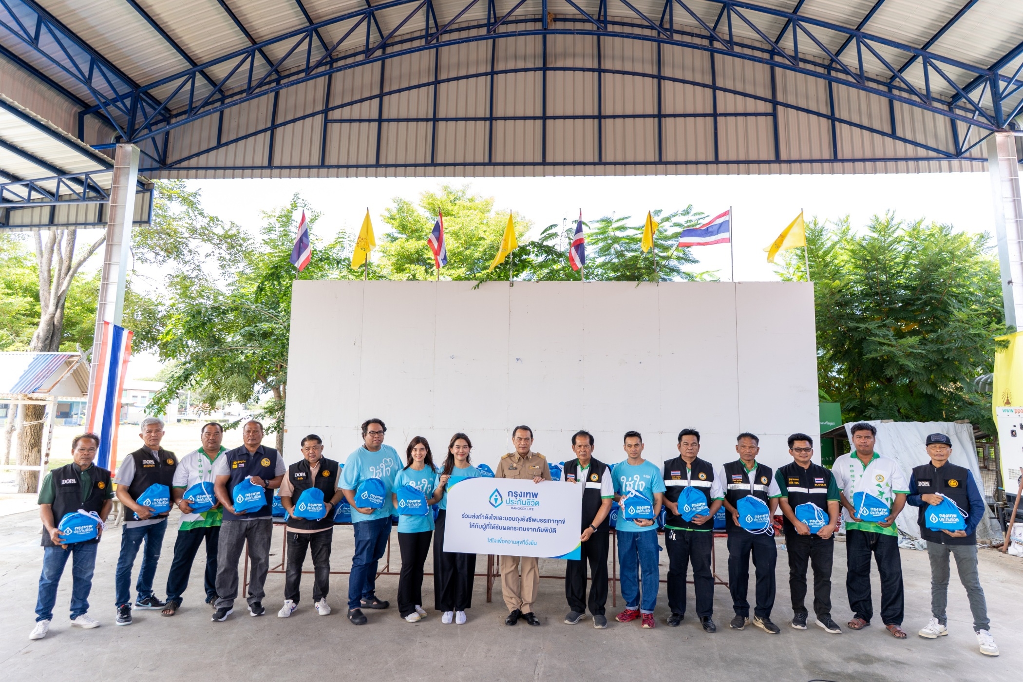 กรุงเทพประกันชีวิต ลงพื้นที่ช่วยเหลือผู้ประสบอุทกภัย มอบถุงยังชีพบรรเทาความเดือดร้อน ในจังหวัดพระนครศรีอยุธยา นครสวรรค์ และชัยนาท