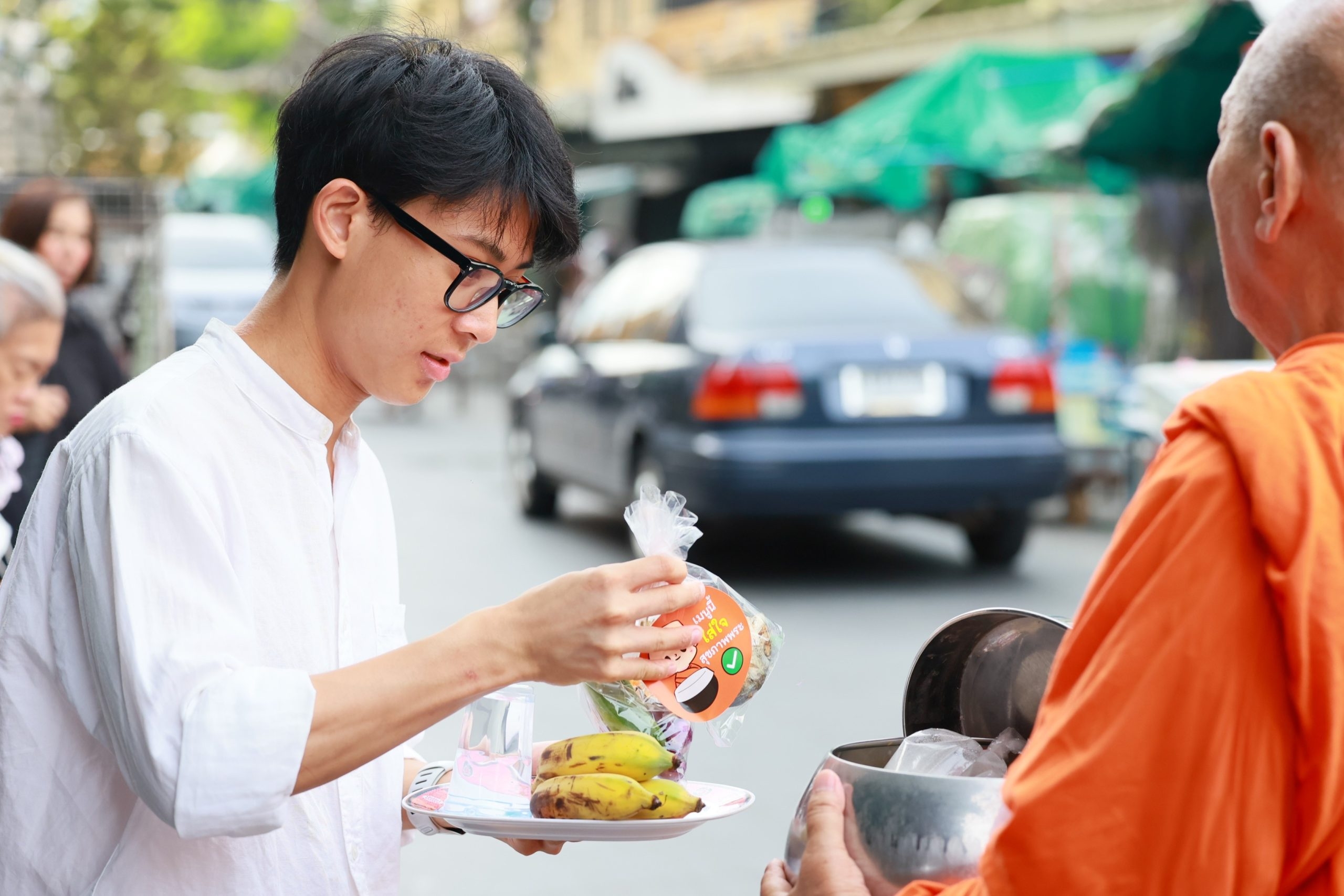 สสส. นำร่อง “ถนนตักบาตรคิดถึงสุขภาพพระ” ผนึกกำลัง วัด-ชุมชน-ร้านค้า-ญาติศิลปินผู้ล่วงลับ สร้างต้นแบบการตักบาตร “ลดหวาน ลดมัน เลี่ยงเค็ม”