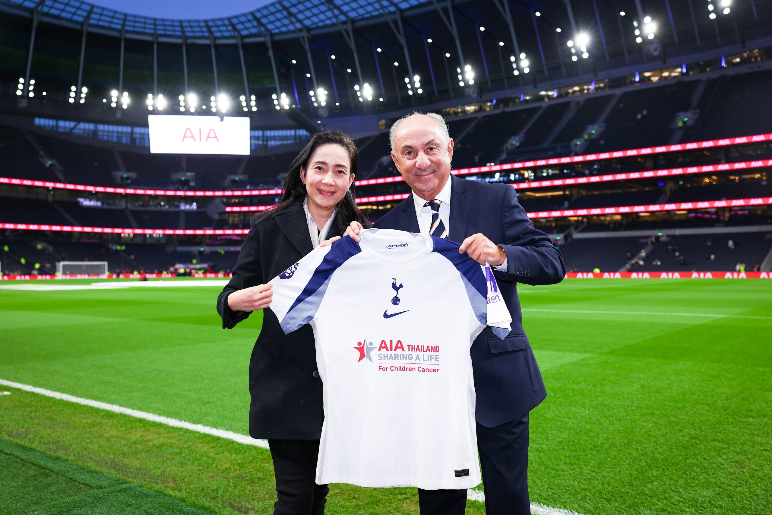 เอไอเอผนึกกำลังสโมสรท็อตแน่ม ฮ็อตสเปอร์  เปิดประมูลเสื้อนักเตะสเปอรส์ มอบรายได้เพื่อผู้ป่วยมะเร็งเด็ก