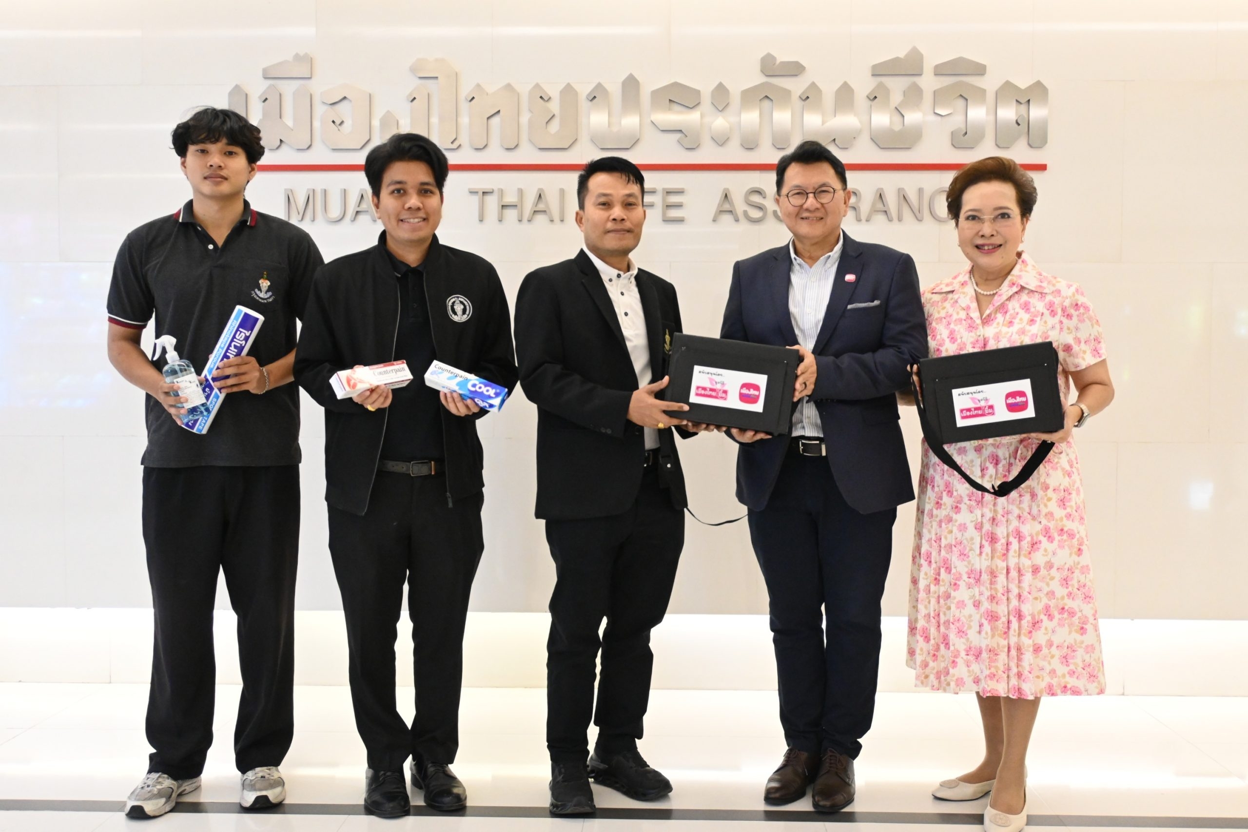 เมืองไทยประกันชีวิตและมูลนิธิเมืองไทยยิ้ม มอบกระเป๋าเวชภัณฑ์พร้อมอุปกรณ์ปฐมพยาบาลเบื้องต้น  เพื่อบริการผู้มาใช้ลานกีฬาในชุมชนเขตห้วยขวาง