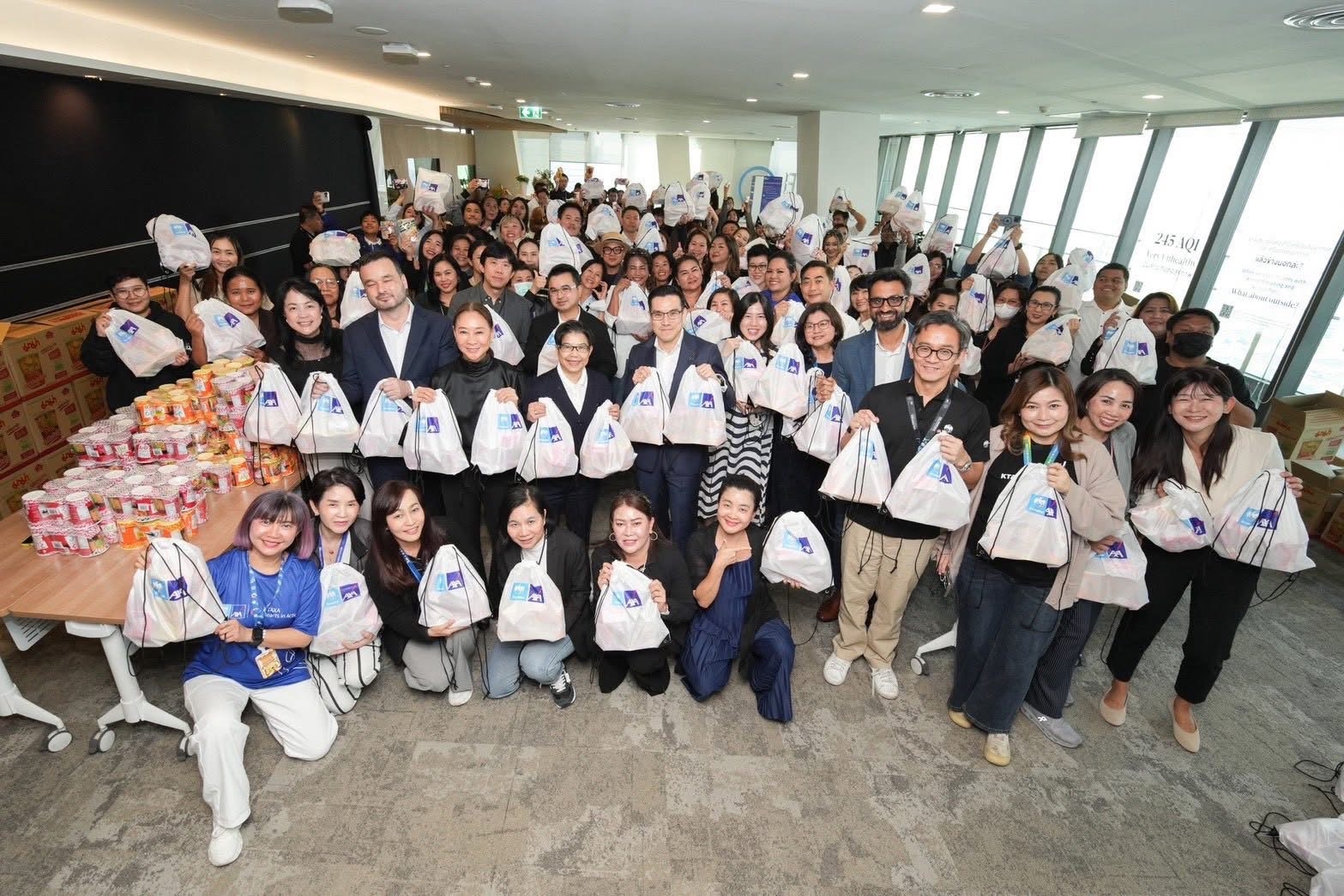 กรุงไทย-แอกซ่า ประกันชีวิต รวมพลังจิตอาสา ร่วมบรรจุถุงยังชีพ  จำนวน 2,000 ถุง เพื่อส่งมอบช่วยเหลือผู้ประสบภัยน้ำท่วมในภาคใต้