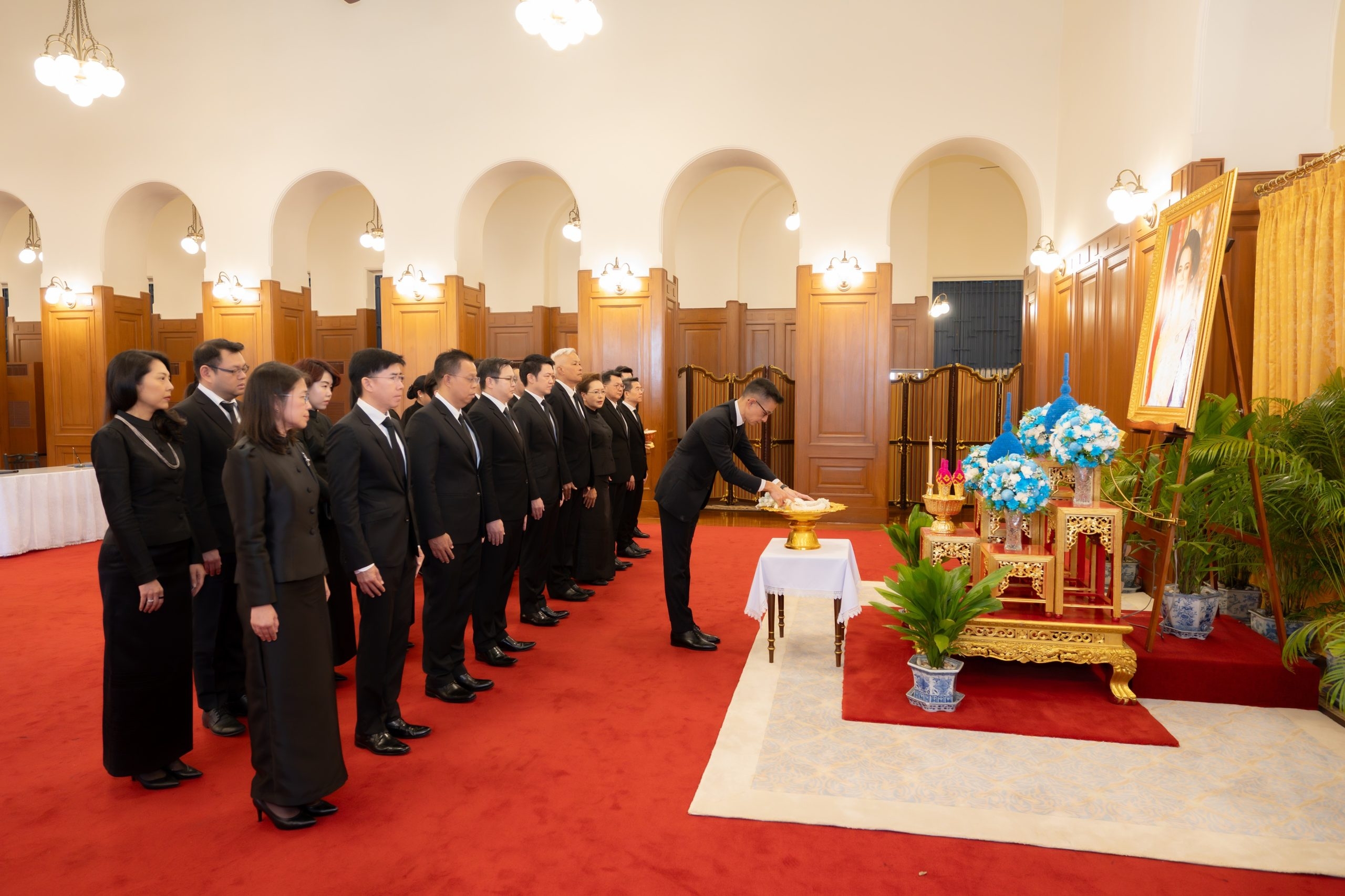 เมืองไทยประกันชีวิต นำคณะผู้บริหารลงนามถวายความอาลัย และถวายสักการะเบื้องหน้า พระฉายาลักษณ์ สมเด็จพระนางเจ้าสิริกิติ์ พระบรมราชินีนาถ พระบรมราชชนนีพันปีหลวง