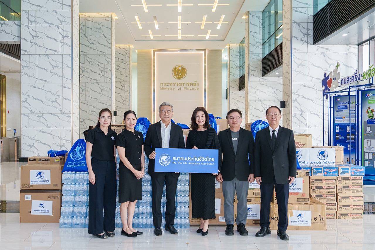 ภาคธุรกิจประกันชีวิตพร้อมเคียงข้างผู้ประสบอุทกภัยภาคใต้ ส่งมอบสิ่งของจำเป็นผ่านศูนย์วายุภักษ์รวมใจเพื่อประชาชน