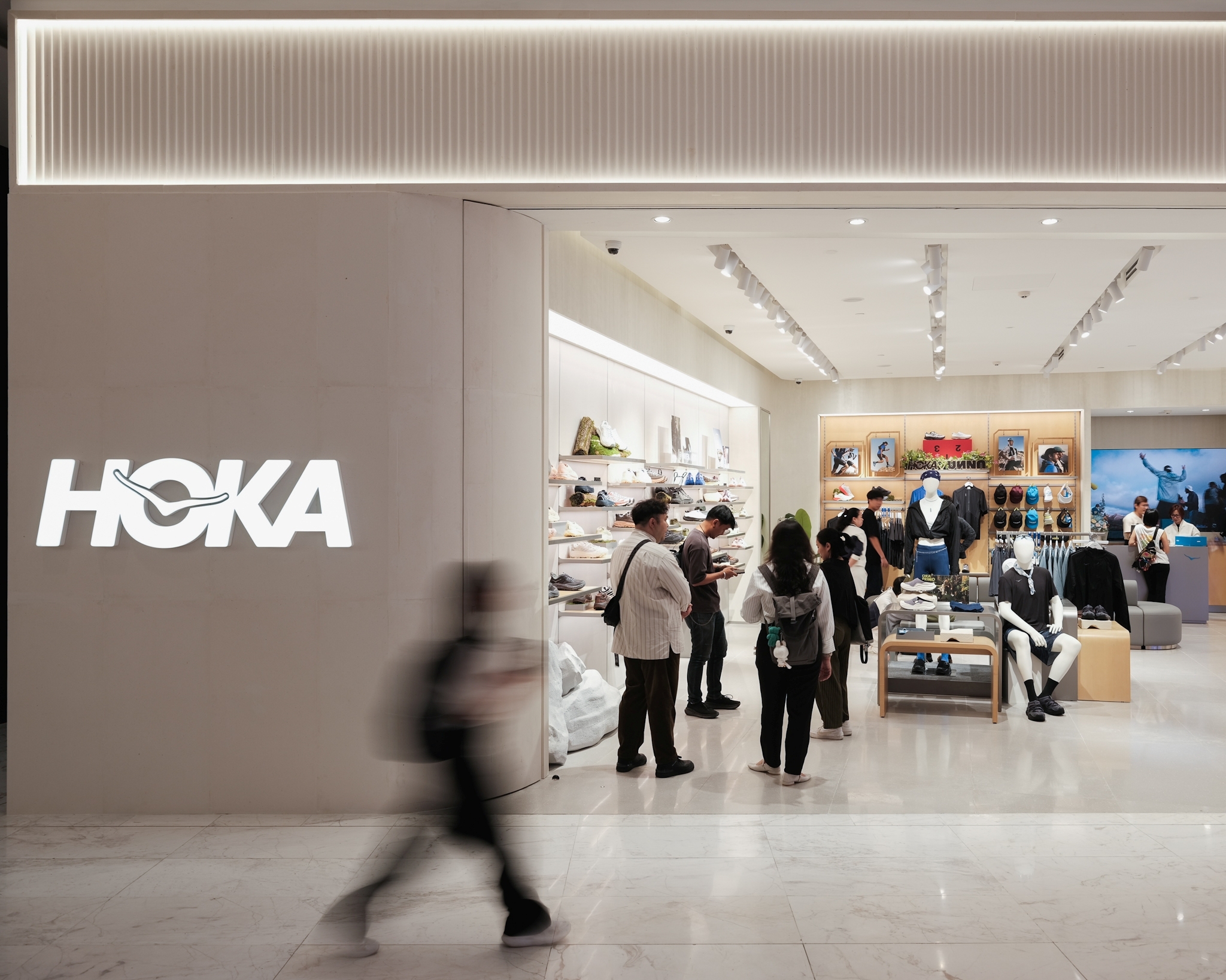 HOKA เปิดบ้านใหม่ใจกลางเมือง EmQuartier ก้าวใหม่ของแบรนด์ Performance สู่ Lifestyle
